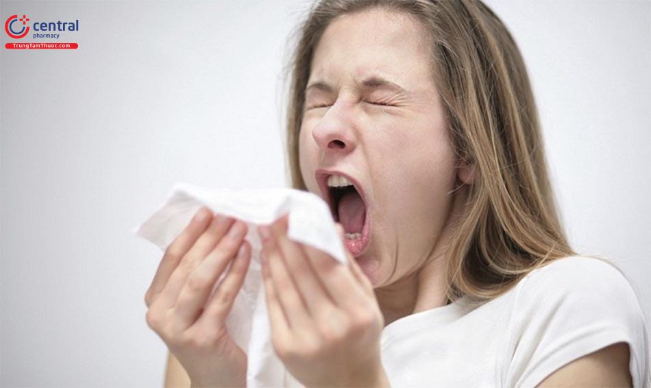Hắt hơi là một triệu chứng của cảm lạnh