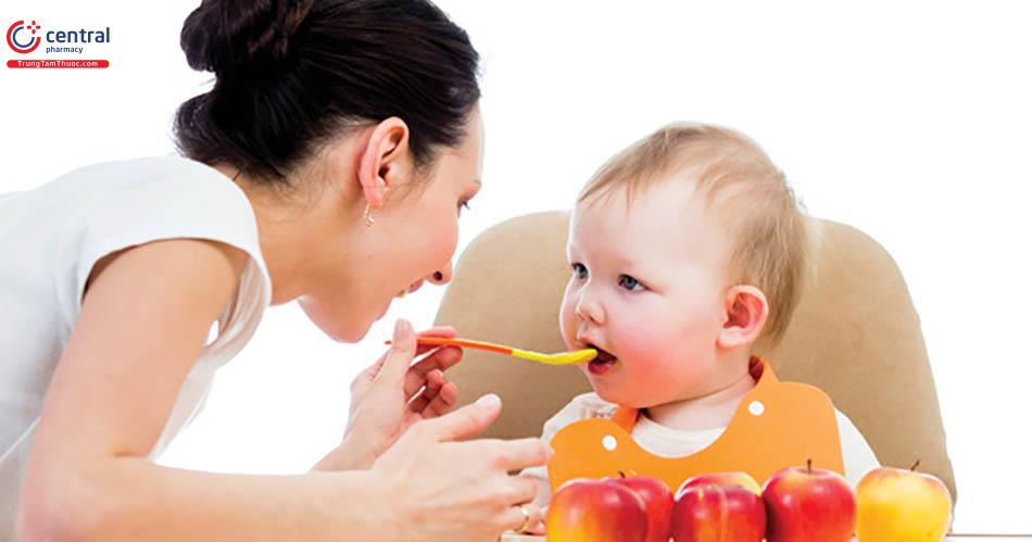 Điều chỉnh chế độ ăn phù hợp cho trẻ suy thận.