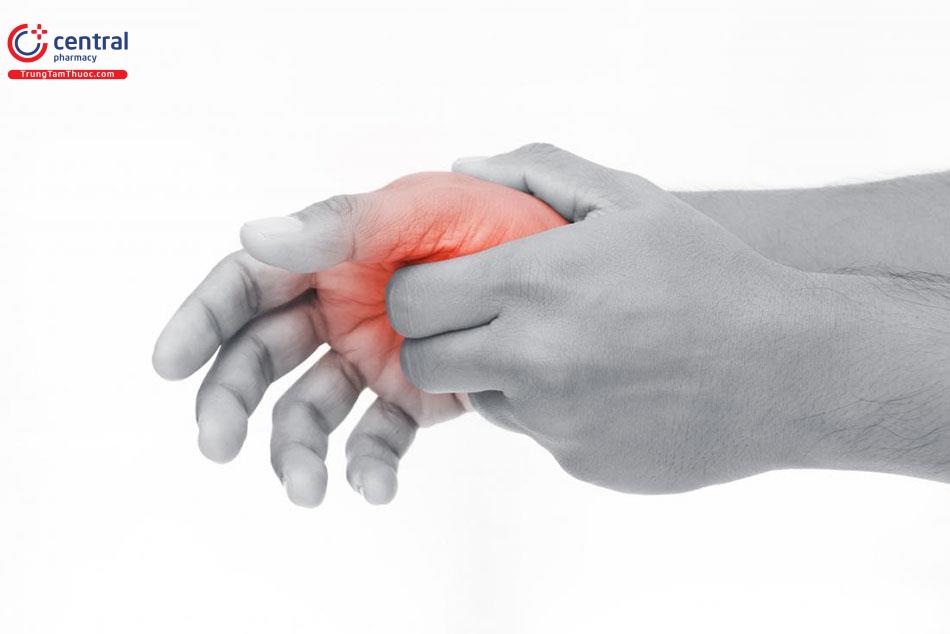 ​​Người bệnh viêm bao gân de Quervain đau nặng hơn khi cử động ngón cái.